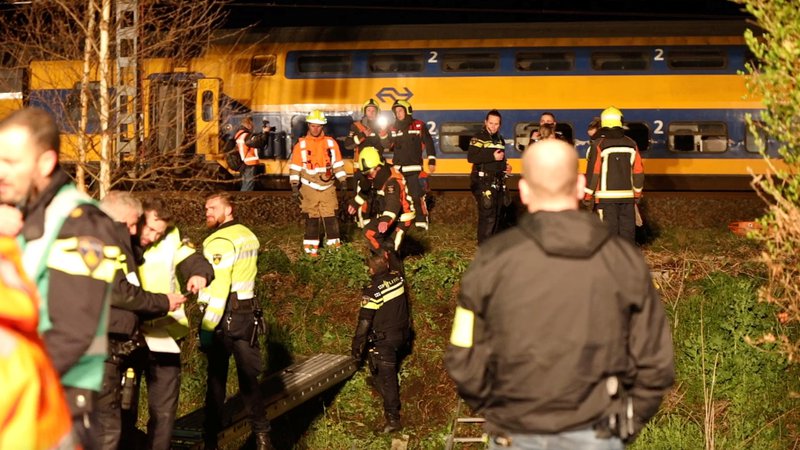 Fotografija: Nekateri navajajo, da se je nesreča zgodila zaradi trčenja z žerjavom, drugi, da zaradi trčenja v tovorni vlak. FOTO: Kyrlian De Bot/Reuters