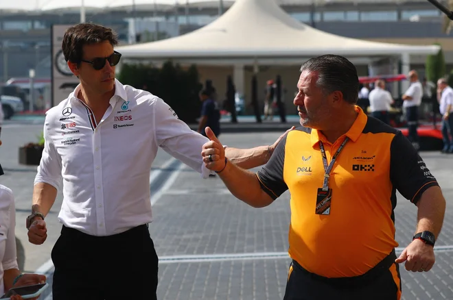 Šef Mercedesa Toto Wolff (levo) in Zak Brown iz McLarna sta tekmeca na dirkališčih in prijatelja zunaj njih. FOTO: Amr Alfiky/ Reuters