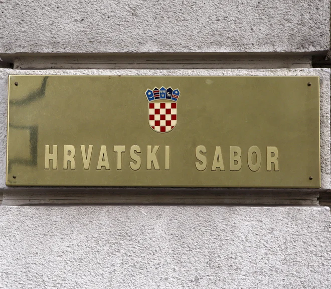 Argument ministrstva je, da so globe za prekrške na področju javnega reda in miru v drugih državah Evropske unije bistveno višje kot na Hrvaškem. FOTO: Blaž Samec/Delo