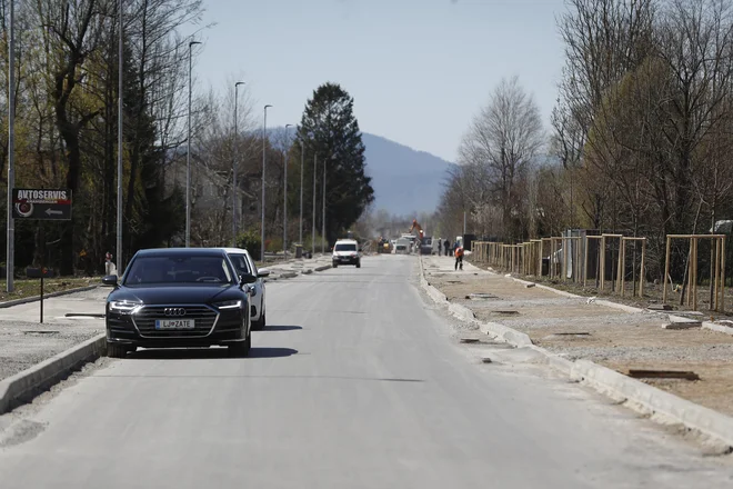 Avtobusna postajališča na cesti v Črni vasi bodo na vozišču – tudi zato, da bo to umirjalo promet na ravni cesti. FOTO: Leon Vidic/Delo