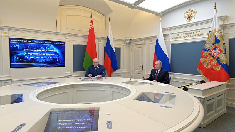 Fotografija: Ruski predsednik Vladimir Putin in predsednik Belorusije Aleksander Lukašenko sta že lani skupaj nadzirala vaje za izstrelitev balističnih raket. FOTO: Reuters