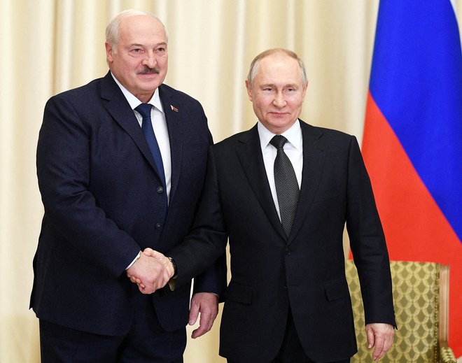 Vladimir Putin in Aleksander Lukašenko sta tesna zaveznika. FOTO: Reuters