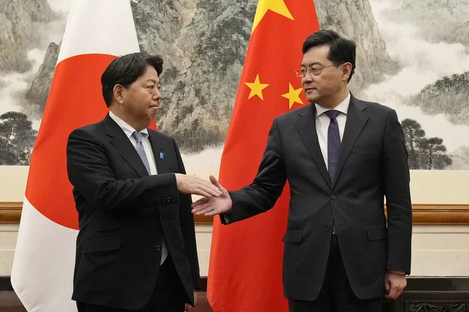 Jošimasa Hajaši (levo, rokuje se s kitajskim kolegom Qin Gangom) je prvi japonski zunanji minister, ki v zadnjih treh letih obiskal Kitajsko. FOTO: Kyodo/Reuters