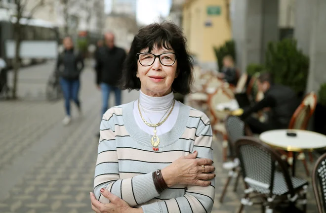 Jasna Kontler Salomon je več kot dve desetletji spremljala visokošolsko in raziskovalno dogajanje, tudi po upokojitvi pa še vedno rada poprime za novinarsko pero. FOTO: Blaž Samec

 