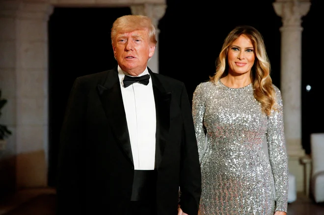 Nekdanja prva dama slovenskega rodu Melania Trump z možem na decembrski prireditvi v Mar-a-Lagu. FOTO: Marco Bello/Reuters