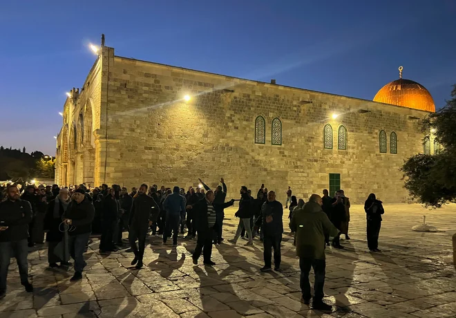 Izraelske varnostne sile so na območje vstopile, češ da so se bale, da bi Palestinci napadli judovske obiskovalce spornega območja. FOTO: Ahmad Gharabli/AFP