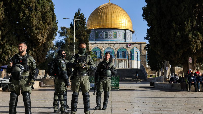 Fotografija: Mošeja Al Aksa leži v vzhodnem Jeruzalemu in je tretji najsvetejši kraj za muslimane, za Jude, ki območju pravijo Tempeljski grič, pa je to najsvetejši kraj. FOTO: Ahmad Gharabli/AFP