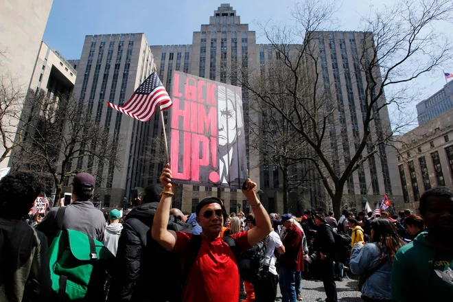 Protesti proti Trumpu pred manhattanskim sodiščem. FOTO: Leonardo Munoz/AFP