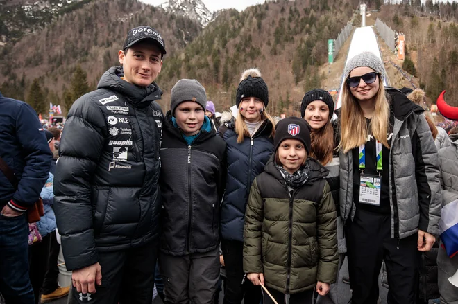 Nagrajence natečaja (z leve), Žigo Ščuko, Julijo Zidar, Črta Miheliča in Tajo Zabukošek, sta sprejela Cene Prevc in Nika Križnar. FOTO arhiv Zavarovalnice Triglav