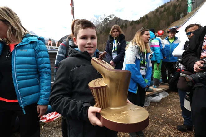 Ponosni avtor pokala, ki so ga nato oblikovali z uporabo 3D-tiska in na trajnostni način. FOTO: Voranc Vogel/Delo