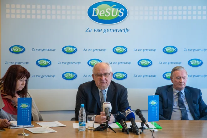 Predsednik Desusa Anton Rifelj je na današnji novinarski konferenci dejal, da so na kongresu konec marca sklenili, da se Gibanju Svoboda ali kateri drugi stranki ne bodo priključili. FOTO: Voranc Vogel/Delo