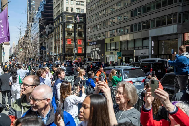 Takole so v torek podporniki in radovedneži pričakali Trumpa pred njegovo stolpnico v New Yorku. FOTO: John Moore/Getty Images/AFP