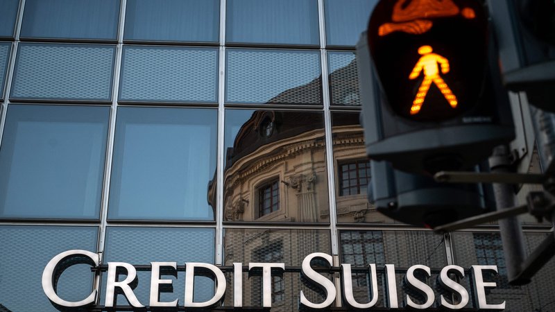 Fotografija: Propadlo banko Credit Suisse je pomagala reševeti tudi švicarska vlada, ki je zdaj zgrožena zaradi načrtovanih nagrad vodilnim v banki. FOTO: Fabrice Coffrini /AFP