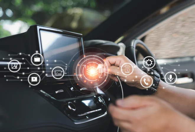 Kibernetska varnost je zelo pomembna v vse več podjetjih, saj postaja steber digitalne transformacije tudi v avtomobilski industriji. FOTO: Nongasimo/Shutterstock