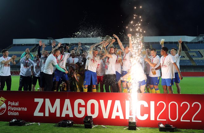 Lansko leto so se Koprčani veselili pokalnega zmagoslavja, letos so izpadli v četrtfinalu proti drugoligšu Aluminiju. FOTO: Blaž Samec/Delo