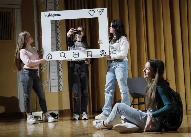 Teater (nade)budnih na osnovni šoli Franja Malgaja se je tokrat lotil najbolj občutljivih let odraščanja. FOTO: Jože Suhadolnik/Delo