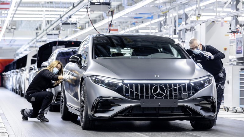 Fotografija: Nemška avtomobilska industrija ima še veliko zalog naročil. Foto Mercedes-benz Ag