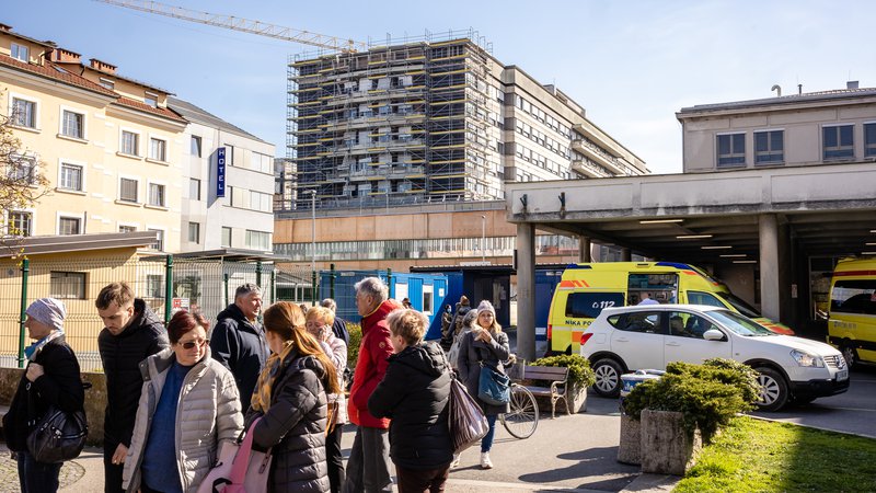 Fotografija: Dve milijardi evrov namerava država vložiti v prenovo stavb in novogradnje za zdravstvo do leta 2031. FOTO: Črt Piksi/Delo