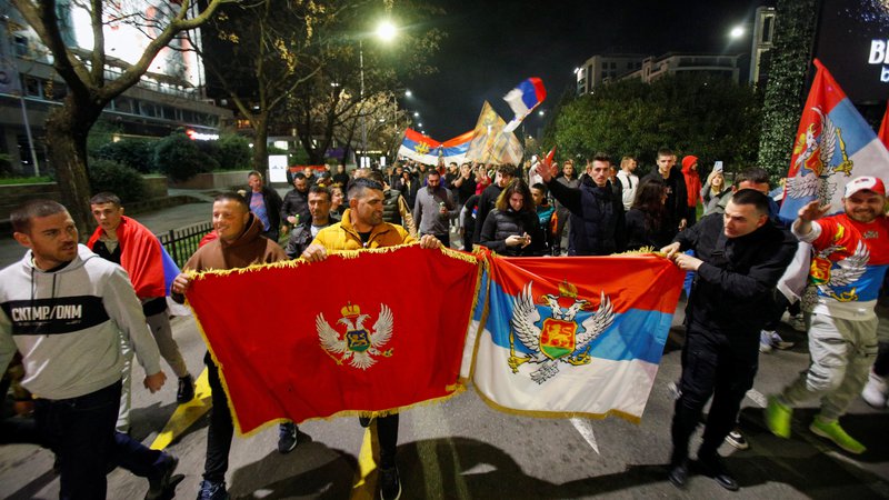 Fotografija: Tako so podporniki Jakova Milatovića praznovali njegovo zmago na predsedniških volitvah. FOTO: Stevo Vasiljević/Reuters