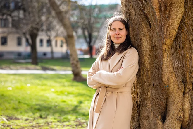 Tanja Šumrada: »Verjamem, da je kmetom v Sloveniji težko, ne morem pa sprejeti, da ne moremo več najti toliko prostora, da bi se te ptice lahko v miru usedle na tla in odgnezdile tako, kot so to počele v toliko generacijah pred nami.« FOTO: Črt Piksi/Delo
