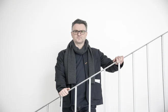 Anthony Downey, profesor vizualne kulture: »Generativna umetna inteligenca postavlja pod vprašaj našo zahtevo po ustvarjalnosti, kar zadeva srednji sloj, in s tem usodo novinarjev, pisateljev, umetnikov in drugih, ki se preživljajo z ustvarjalnim delom.« FOTO: Voranc Vogel/Delo