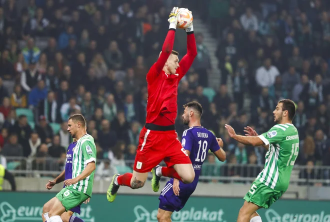 Olimpijin vratar Matevž Vidovšek je ubranil zadnji celjski strel z bele točke, mladi Nemanja Gavrić pa je zabil odločilno 11-m. FOTO: Matej Družnik/Delo