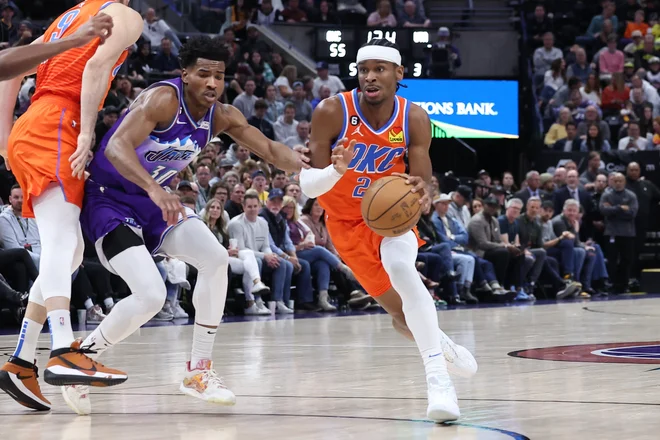 Branilec Shai Gilgeous-Alexander (desno) je bil najboljši strelec Oklahome, ki je še korak bliže 10. mestu v zahodni konferenci. FOTO: Rob Gray/Usa Today Sports/Reuters Con