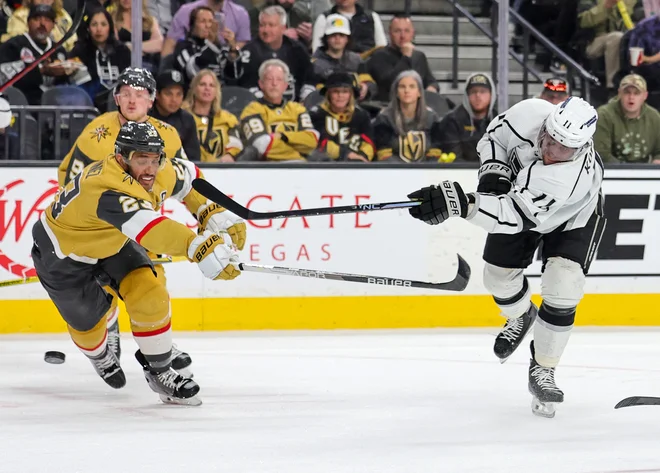Anže Kopitar (desno) in kralji so bili nemočni proti najboljšemu moštvu v zahodni konferenci Vegas Golden Knights. FOTO: Ethan Miller/Getty Images/AFP