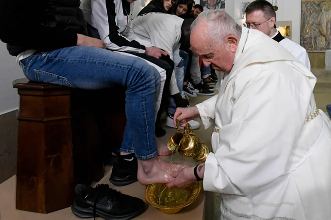 Celo v zapor za mladoletne se je vrnil, kjer je bil prvič leta 2013, ko je začel mandat. FOTO: Vatican Media/Reuters