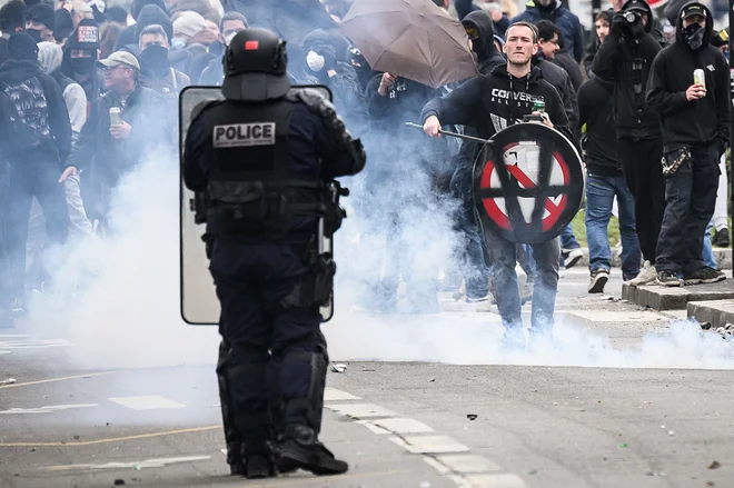 Razmere v Franciji so vse bolj napete. Po eni strani je vedno več sistemske represije, po drugi pa tudi državljanske agresije.

FOTO: AFP