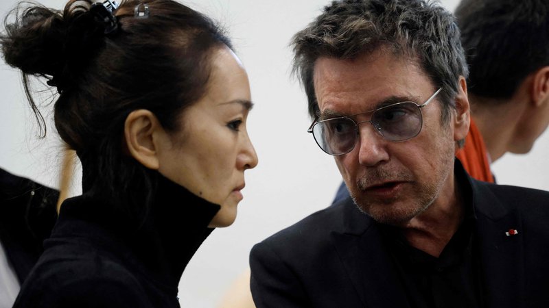Fotografija: Jean-Michel Jarre z ženo, igralko Gong Li, je del Macronove delegacije v Pekingu. FOTO: Ludovic Marin/AFP