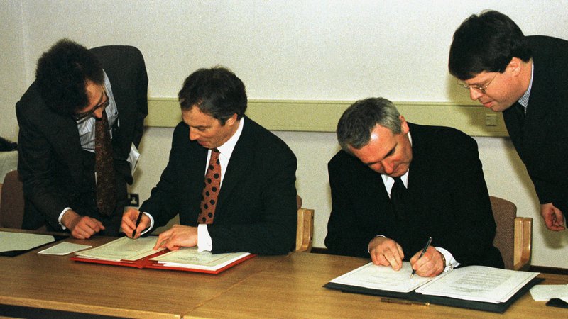 Fotografija: Velikonočni sporazum sta 10. aprila 1998 podpisala takratna predsednika vlad Združenega kraljestva in Irske, Tony Blair in Bertie Ahern. Foto: Reuters