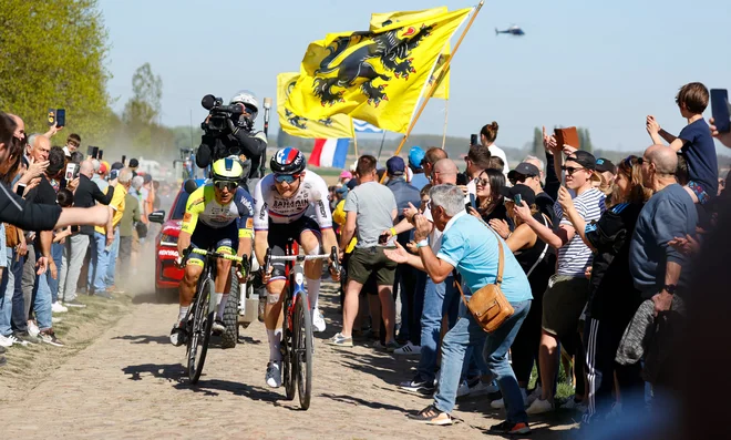 Matej Mohorič (v ospredju) je bil lani dolgo v igri za zmago v Roubaixu, a se je moral zadovoljiti s 5. mestom. FOTO: Thomas Samson/AFP