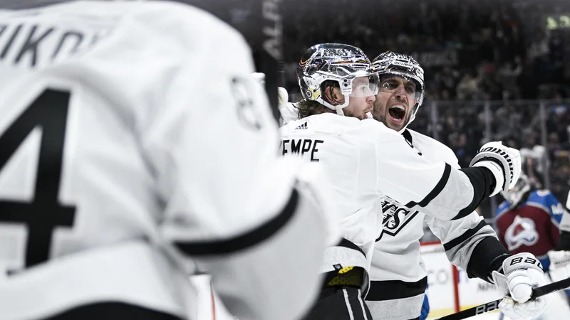 Anže Kopitar (desno) se je takole veselil s strelcem Adrianom Kempejem. FOTO: Kelvin Kuo/Usa Today Sports
