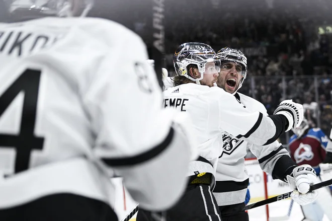 Anže Kopitar (desno) se je takole veselil s strelcem Adrianom Kempejem. FOTO: Kelvin Kuo/Usa Today Sports