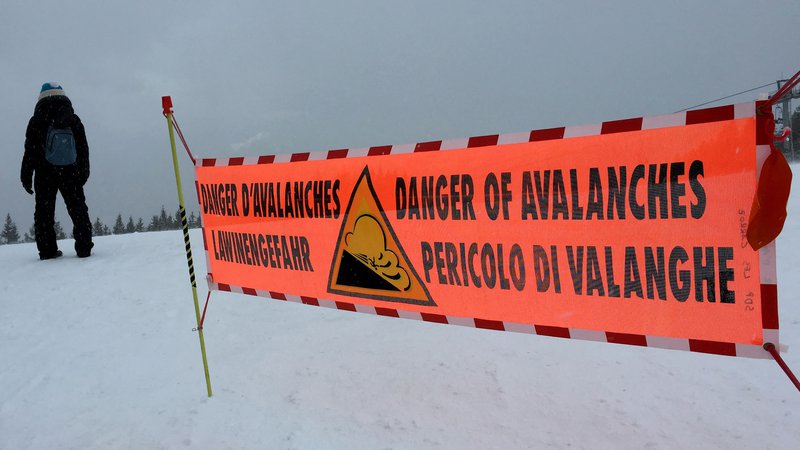 Fotografija: V Alpah je velika nevarnost plazov. FOTO: Denis Charlet/AFP