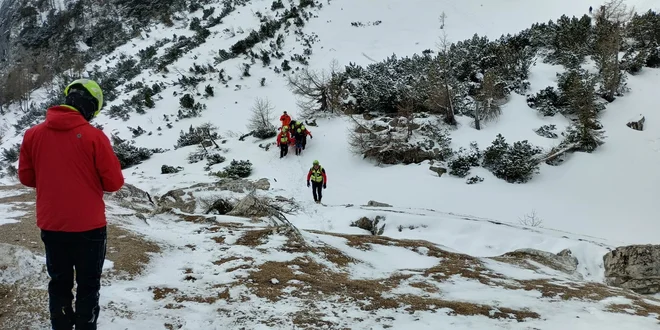 Snežni plaz se je sprožil v Julijskih Alpah. FOTO: GRZS