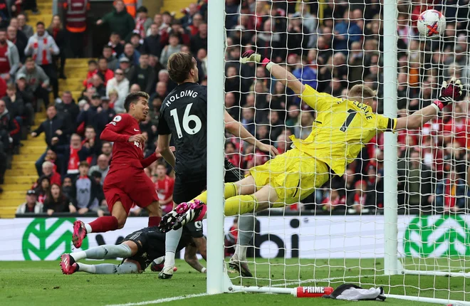 Roberto Firmino (levo) je v 87. minuti derbija dosegel drugi gol za Liverpool. FOTO: Phil Noble/Reuters