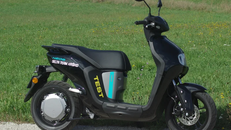 Dobro je viden motor v zadnjem kolesu, turkizni detajli pa izdajajo njegovo »električnost«. FOTO: Andrej Krbavčič