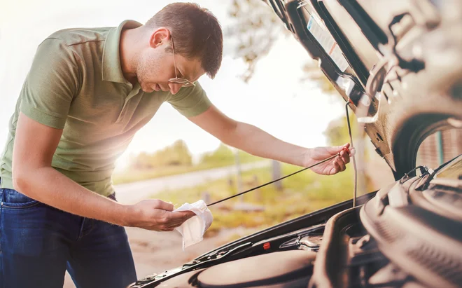 Še pred desetletjem ali dvema je veljalo, da je na splošno olje v motorju treba zamenjati vsaj enkrat na leto. FOTO: Shutterstock