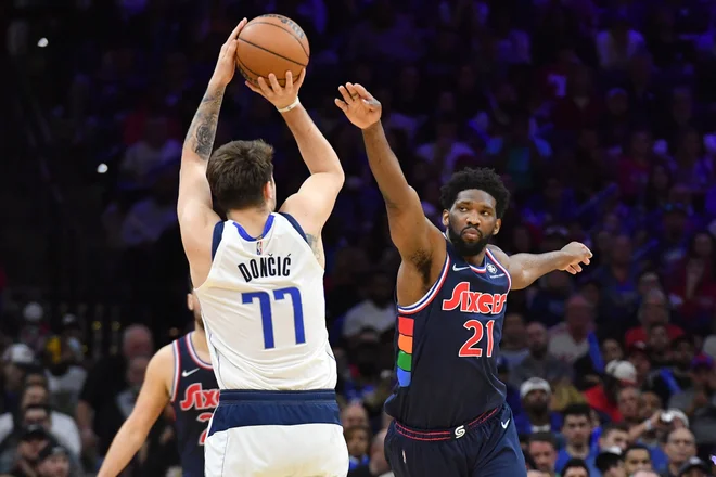 Joel Embiid (desno) je po mnenju ameriških analitikov letos zasenčil vse, tudi Luko Dončića. FOTO: Eric Hartline/USA Today Sports