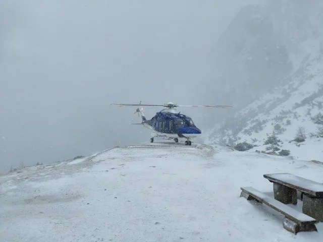 Fotografija nedeljskega helikopterskega reševanja pod Malo Mojstrovko. FOTO: Gorska reševalna zveza Slovenije