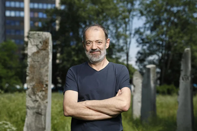 Roman Rozina se v Tujintuju naslanja na formalni in tematski okvir Kosmačeve novele Tantadruj. FOTO: Leon Vidic