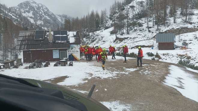 Fotografija nedeljskega helikopterskega reševanja pod Malo Mojstrovko. FOTO: Gorska reševalna zveza Slovenije