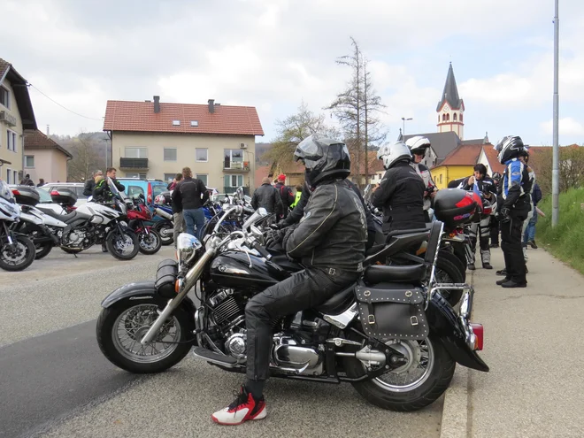 Fantje v usnjenih jopičih v pričakovanju škofovega blagoslova. FOTO: Bojan Rajšek/Delo
