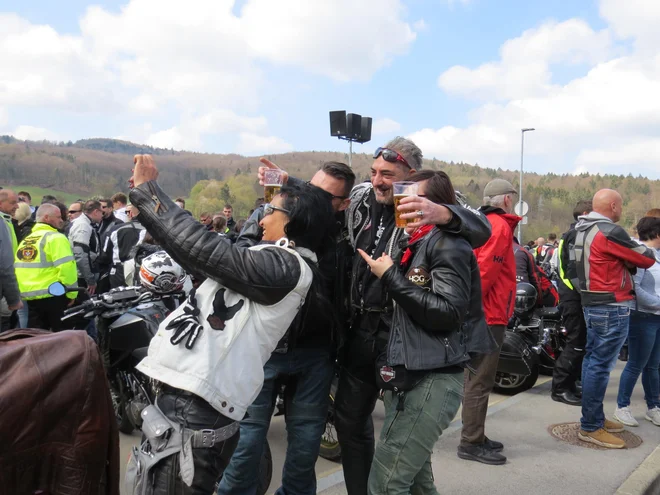 Še kak selfi za spomin na jubilejno srečanje motoristov. FOTO: Bojan Rajšek/Delo