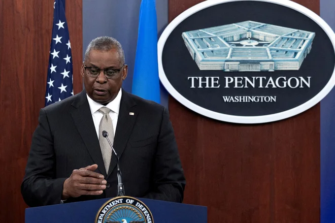 Ameriško obrambno ministrstvo pod vodstvom Lloyda Austina po poročanju zahodnih medijev ocenjuje potencialno škodo, ki jo je povzročilo razkritje tajnih dokumentov. Foto Tom Brenner/Reuters