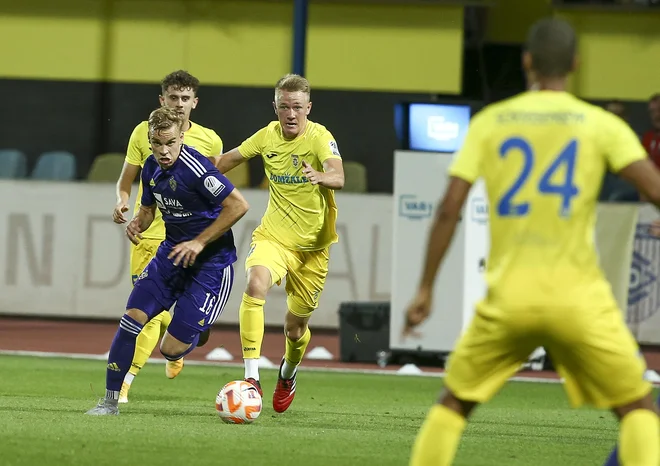Aljaž Antolin (levo) je star komaj 20 let, a je že eden od najbolj standardnih vijoličnih mož. FOTO: Jože Suhadolnik/Delo