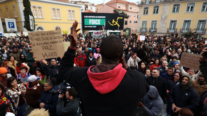 Fotografija: Portugalska mladina med februarskimi protesti proti visokih življenjskim stroškom. FOTO: Pedro Nunes/Reuters