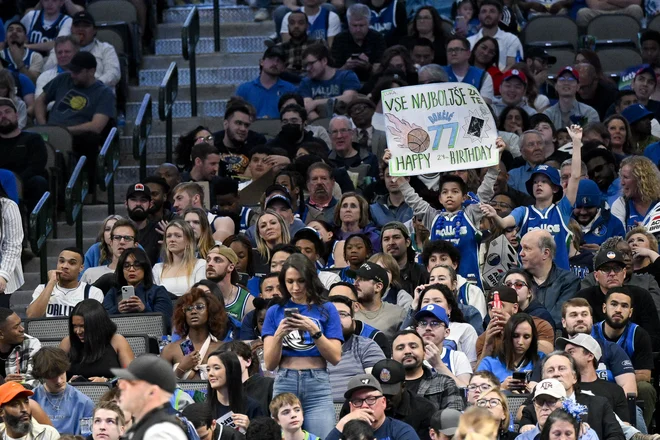 Navijači so na eni od tekem čestitali tudi Luki Dončiću. FOTO: Jerome Miron/Usa Today Sports